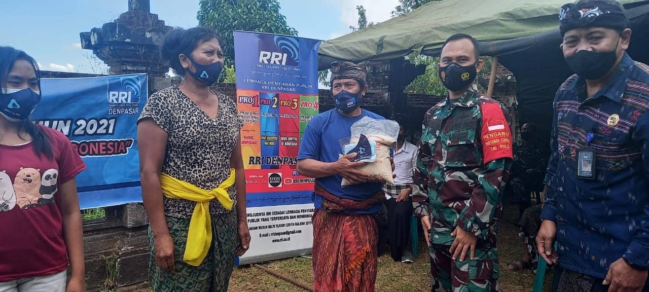 Songsong Hari Radio, RRI Denpasar Gandeng Kodam IX/Udayana Bakti Sosial Bagi Warga Terdampak Covid-19 di Karangasem