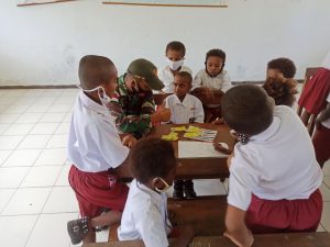 Satgas Yonif 131 Bantu Mengajar di Sekolah Perbatasan