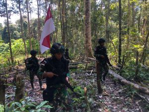 Pastikan Selalu Aman, Satgas Yonmek 403 Cek Patok Perbatasan MM 5