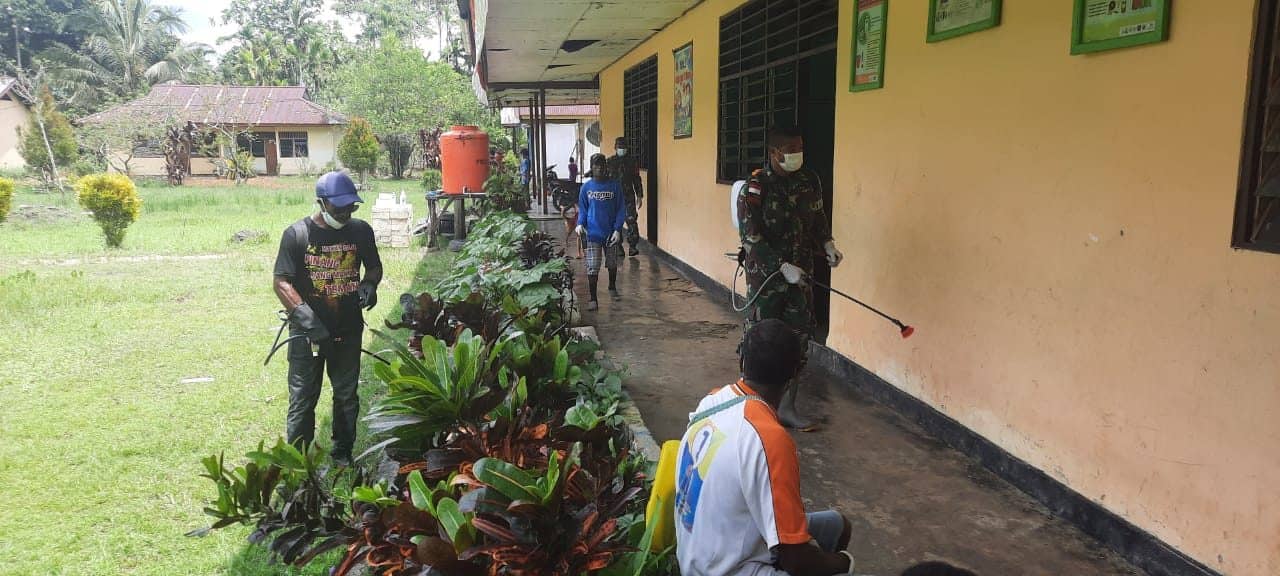 Cegah Penyebaran Covid-19, Satgas Yonif 512/QY Lakukan Penyemprotan Disinfektan di Kampung Perbatasan.