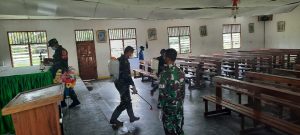 Cegah Penyebaran Covid-19, Satgas Yonif 512/QY Lakukan Penyemprotan Disinfektan di Kampung Perbatasan.