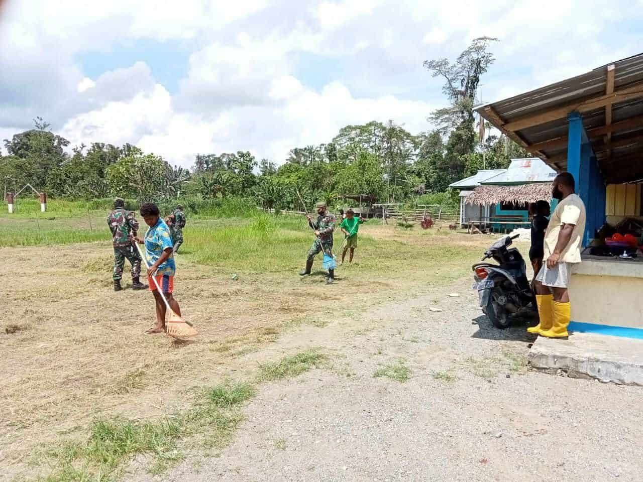 Bersama Masyarakat, Satgas Yonif 131 Gelar Karya Bhakti di Gereja Kristen Injil Papua