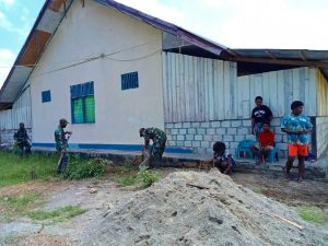 Bersama Masyarakat, Satgas Yonif 131 Gelar Karya Bhakti di Gereja Kristen Injil Papua