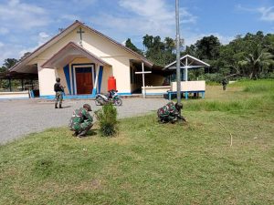 Bersama Masyarakat, Satgas Yonif 131 Gelar Karya Bhakti di Gereja Kristen Injil Papua