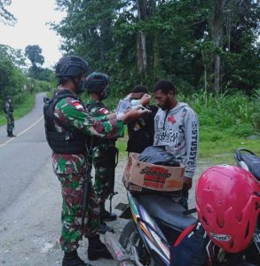 Imbau Patuhi Prokes, Satgas Yonif 512/QY Bagikan Masker Kepada Masyarakat Perbatasan