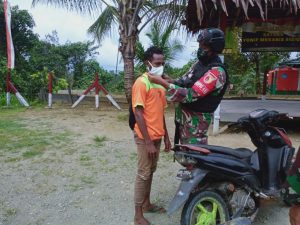 Imbau Patuhi Prokes, Satgas Yonif 512/QY Bagikan Masker Kepada Masyarakat Perbatasan