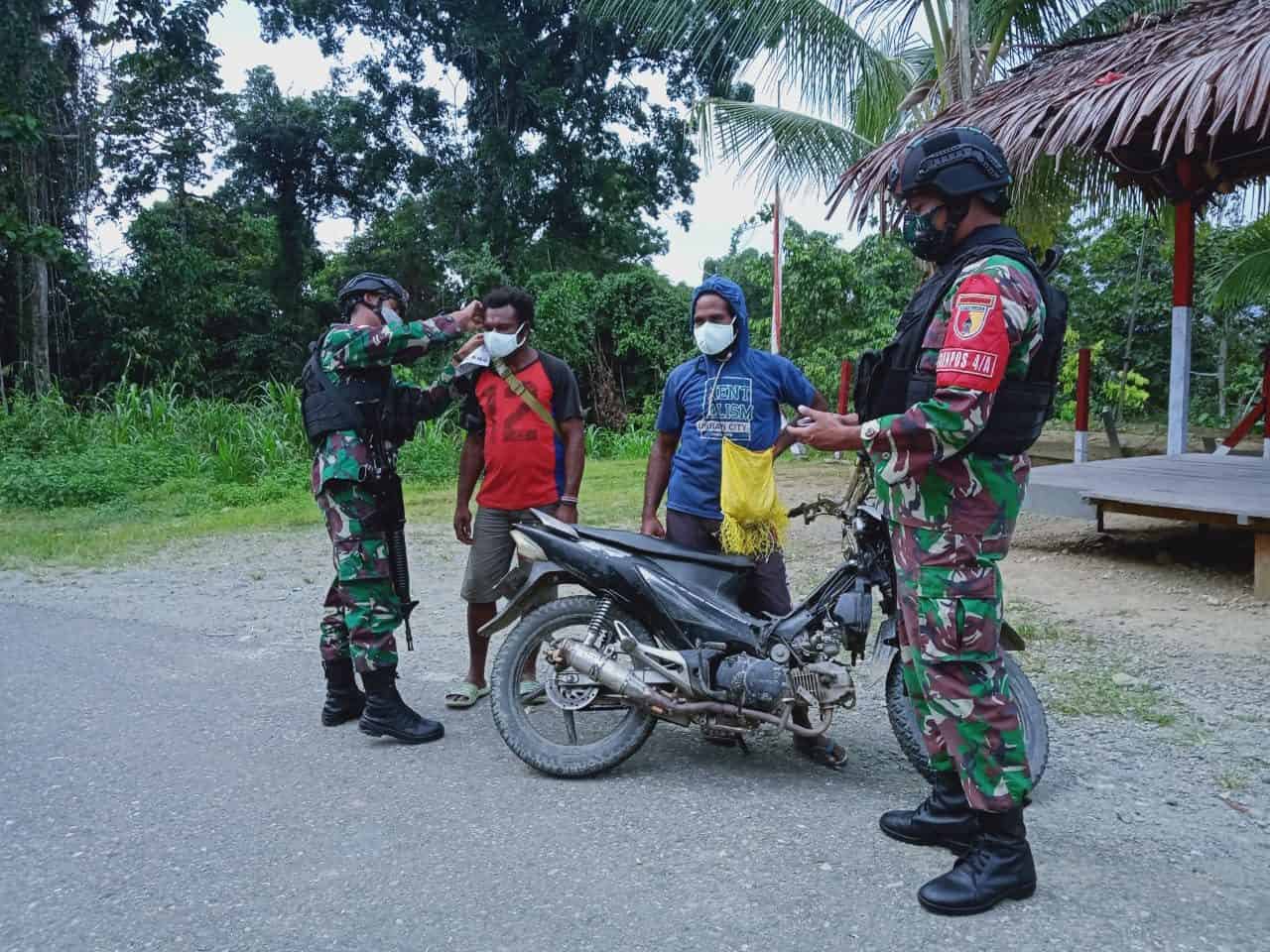 Imbau Patuhi Prokes, Satgas Yonif 512/QY Bagikan Masker Kepada Masyarakat Perbatasan