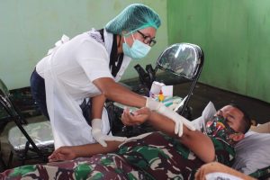 Peringati HUT Batalyon ke-65, Satgas Pamtas Yonarmed 6/3 Kostrad Gelar Donor Darah di Perbatasan