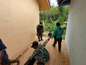 Anggota Satgas Yonif 144/JY Gotong Royong Pembuatan Kantor SDN 10 di Batas Negeri