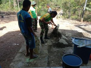 Untuk Kesekian Kalinya, Satgas Yonarmed 6/3 Kostrad Bantu Perbaiki Gereja di Perbatasan