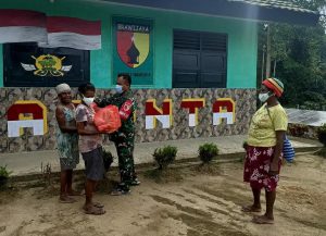 Jumat Berkah Satgas Yonif 512/QY Berbagi Dengan Warga Perbatasan Papua