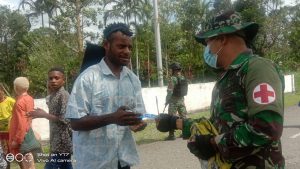 Jaga dan Tingkatkan Kesehatan Warga, Satgas Yonmek 403 Beri Layanan Kesehatan Gratis di Papua
