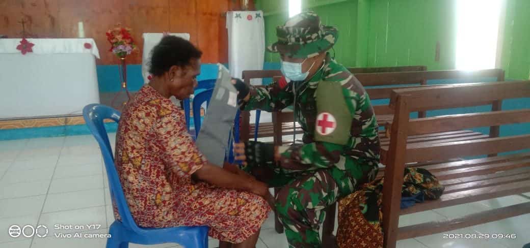 Jaga dan Tingkatkan Kesehatan Warga, Satgas Yonmek 403 Beri Layanan Kesehatan Gratis di Papua