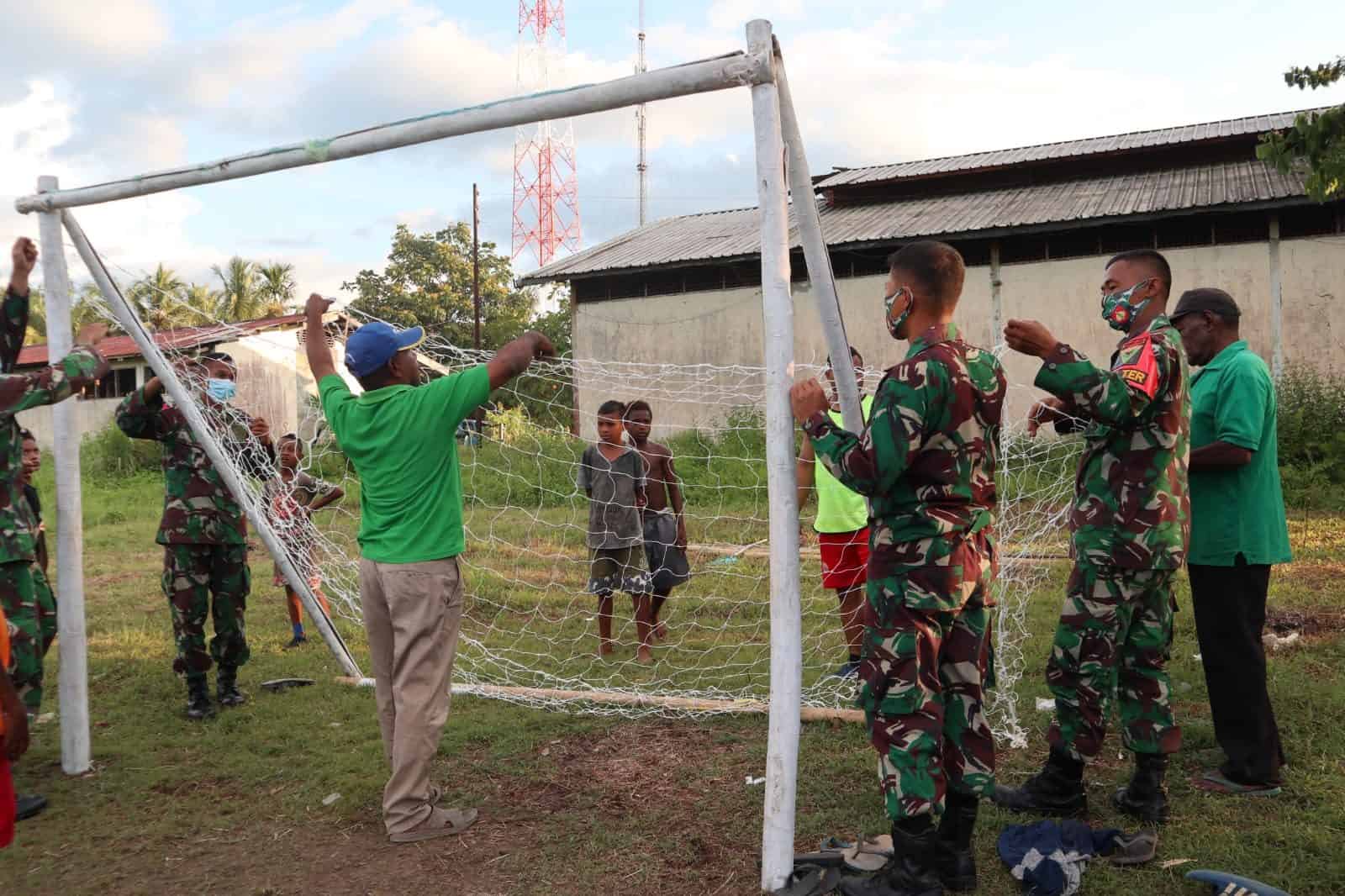 Satgas Yonmek 403 Bantu Fasilitas Olahraga di Kampung Workwana