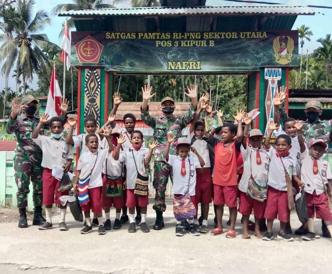 Satgas Yonif 131 Beri Pelajaran Tambahan Kepada Anak-Anak Papua