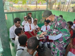 Satgas Yonif 131 Beri Pelajaran Tambahan Kepada Anak-Anak Papua