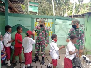 Satgas Yonif 131 Beri Pelajaran Tambahan Kepada Anak-Anak Papua