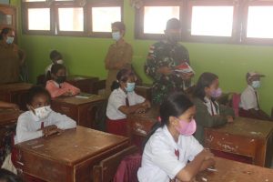 Peduli Dengan Pendidikan di Papua, Satgas Yonif 512/QY Bagikan Buku Tulis di SD Pir IV