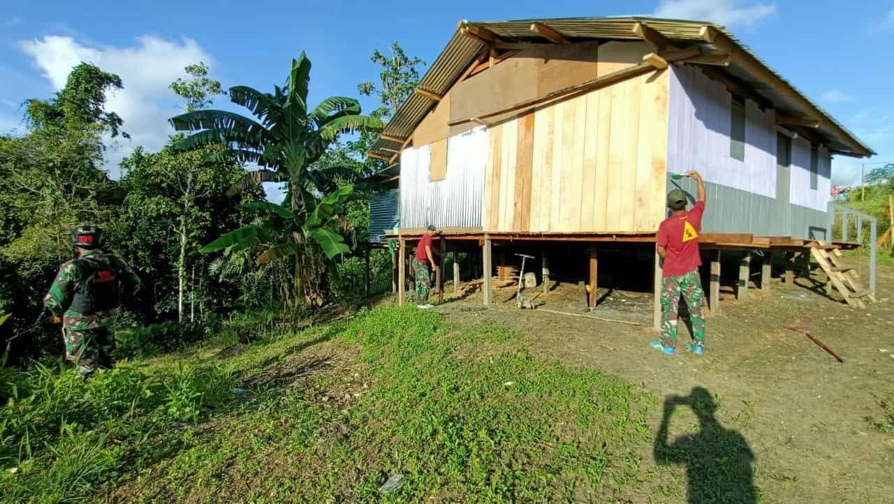 Bantu Kesulitan Rakyat, Satgas Yonif 131/Brs Renovasi Rumah Warga di Papua