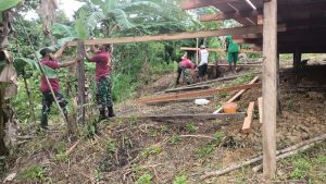 Bantu Kesulitan Rakyat, Satgas Yonif 131/Brs Renovasi Rumah Warga di Papua