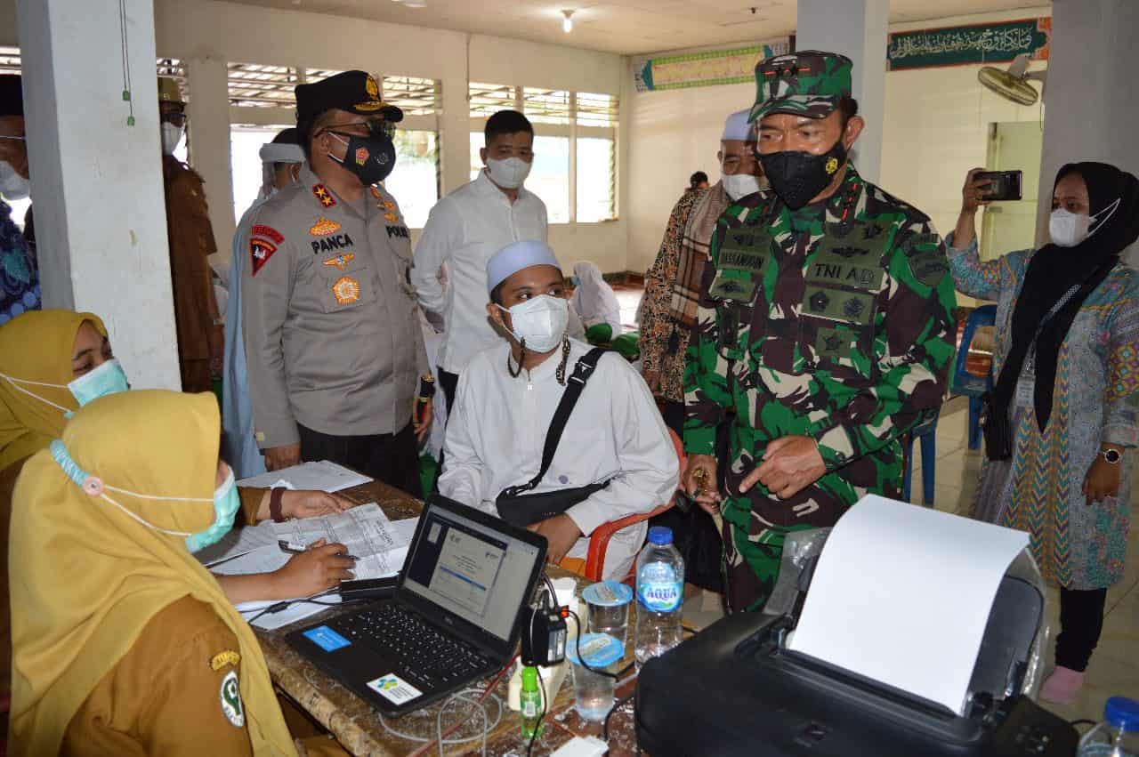 Tiba di Mandailing Natal, Pangdam I/BB dan Kapoldasu Tinjau Vaksinasi Massal