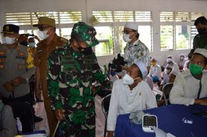 Tiba di Mandailing Natal, Pangdam I/BB dan Kapoldasu Tinjau Vaksinasi Massal