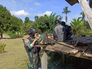 Patroli Simpatik, Satgas Yonif 131 Beri Yankes dan Pakaian Layak Pakai Kepada Warga Papua