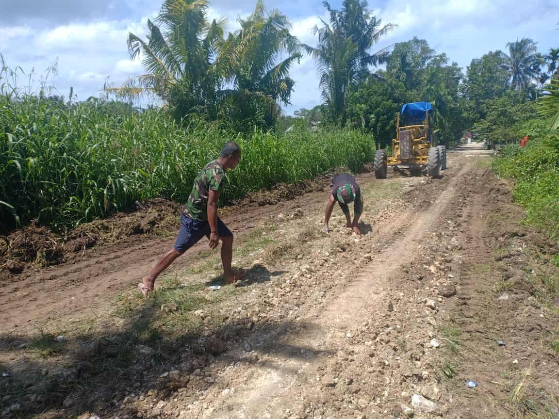 Perbaiki Jalur Perkampungan, Satgas Yonif Mekanis 403/WP Benahi Jalan Rusak di Wilayah Perbatasan RI-PNG