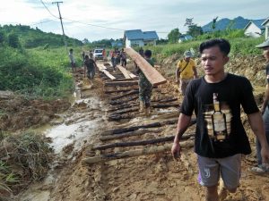 Personel Satgas Yonif 144/JY Gotong Royong Buat Jembatan Jalan Bersama Masyarakat di Perbatasan