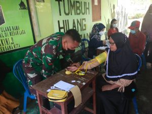 Satgas Yonif 734 Gelar Pengobatan Massal dan Khitanan Gratis di Dusun Leamahu
