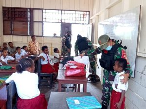 Satgas Yonif 131 Ajarkan Pentingnya Kesehatan Kepada Siswa di Papua