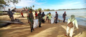 Jaga Lingkungan Bersih, Satgas Pamtas Yonif Mekanis 643/Wns Bersihkan Pantai Camar Bulan