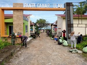 Jaga Lingkungan Bersih, Satgas Pamtas Yonif Mekanis 643/Wns Bersihkan Pantai Camar Bulan