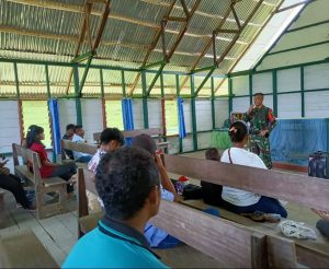 Cegah Penyebaran Covid-19, Satgas Yonmek 403/WP Gelar Sosialisasi dan Bagikan Masker di Papua