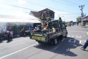 Cegah Penyebaran Covid -19, Wilayah Desa Batubulan Diguyur Eco Enzyme