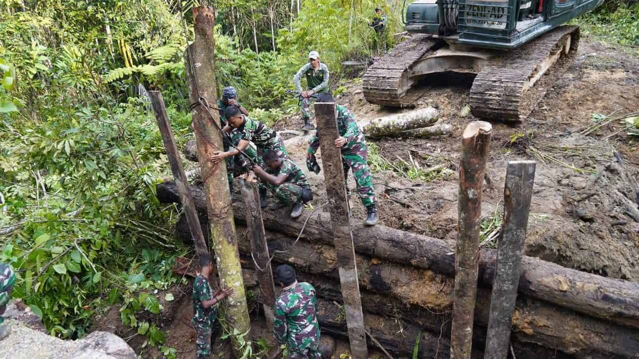 TNI dan Polri Perbaiki Jembatan Yang Dirusak KNPB di Maybrat