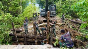 TNI dan Polri Perbaiki Jembatan Yang Dirusak KNPB di Maybrat