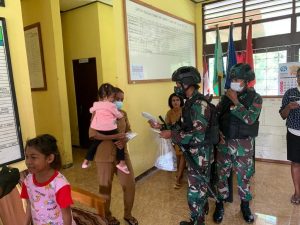 Lindungi Warga Perbatasan Dari Virus Covid-19, Satgas Yonif 512/QY Bagikan Masker
