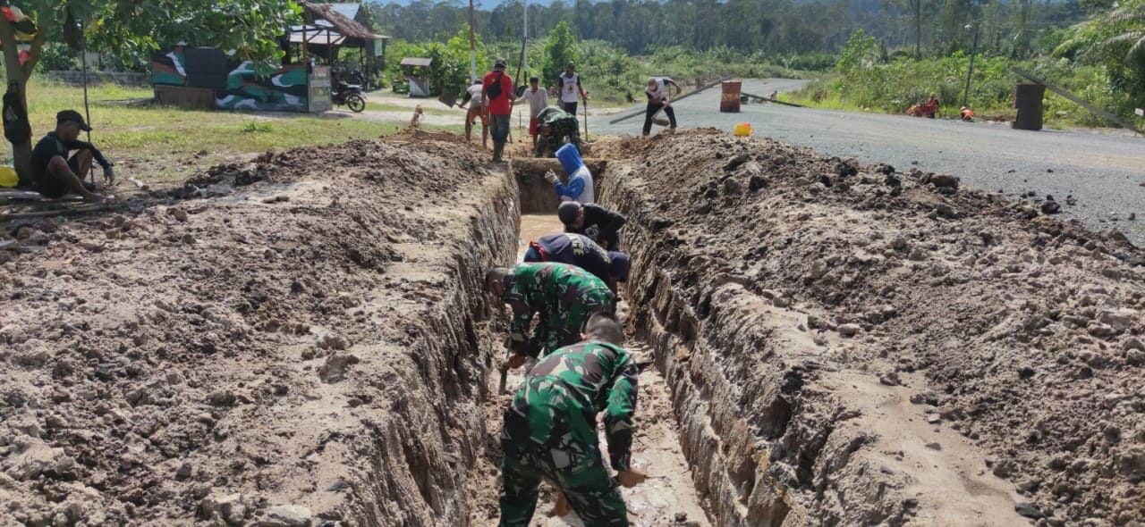 Siaga Banjir, Satgas Pamtas Yonif Mekanis 643/Wns Lakukan Karya Bakti Pembuatan Drainase Air Bersama Masyarakat