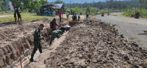 Siaga Banjir, Satgas Pamtas Yonif Mekanis 643/Wns Lakukan Karya Bakti Pembuatan Drainase Air Bersama Masyarakat