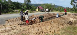 Siaga Banjir, Satgas Pamtas Yonif Mekanis 643/Wns Lakukan Karya Bakti Pembuatan Drainase Air Bersama Masyarakat