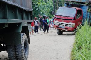 Terperosok dan Nyaris Terbalik, Satgas Yonmek 403 Evakuasi Truk Antar Jemput Anak Sekolah di Papua