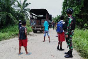 Terperosok dan Nyaris Terbalik, Satgas Yonmek 403 Evakuasi Truk Antar Jemput Anak Sekolah di Papua