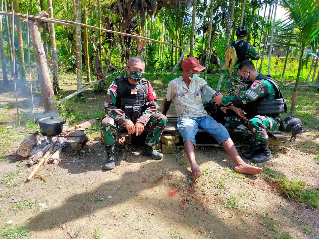 Berikan Pelayanan Kesehatan Keliling, Satgas Yonif 512/QY Imbau Warga Patuhi Prokes