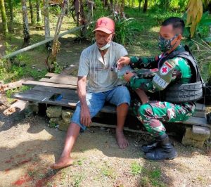 Berikan Pelayanan Kesehatan Keliling, Satgas Yonif 512/QY Imbau Warga Patuhi Prokes