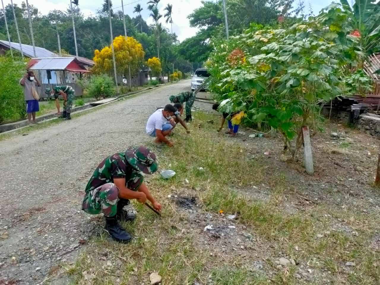 Satgas Yonif 512/QY Bersama Warga Kampung Banda Bersihkan Jalan Poros Kampung Perbatasan RI-PNG