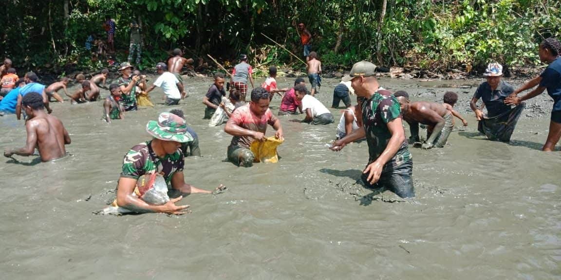 Satgas Yonif 131/Brs Bersama Warga Kampung Skofro Lama Panen Ikan