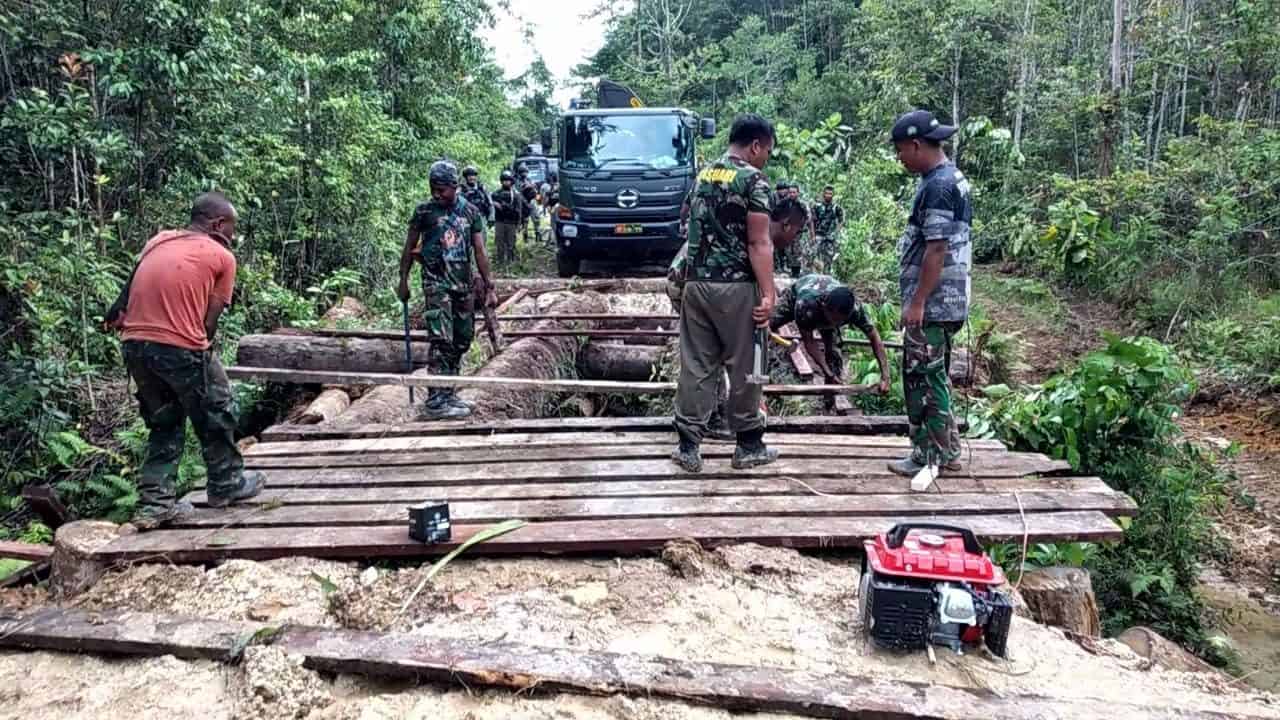 TNI dan Polri Lampaui Target Selesaikan Pembangunan Jembatan di Kampung Fakario