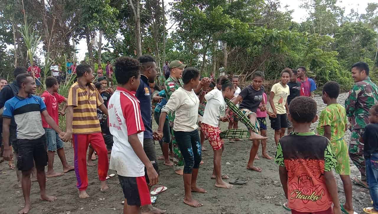 Jaga Kebersamaan Generasi Muda, Satgas Yonif 131 Gelar Berbagai Permainan di Papua