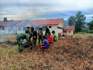 Tanamkan Peduli Lingkungan Sejak Dini, Satgas Pamtas Yonif Mekanis 643/Wns Ajarkan Program Green School di Sekolah